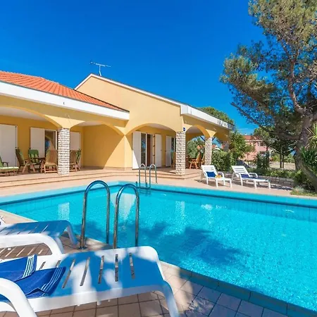 Aluna Villa Vir