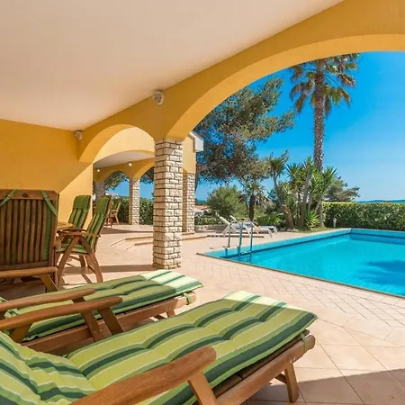 Villa Aluna