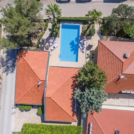 Aluna Villa Vir